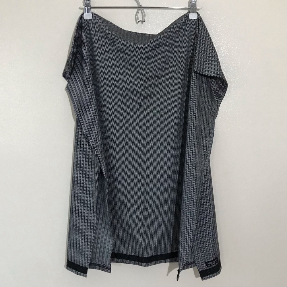 Nuroo • Nursing Cover Scarf Black White Herringbone